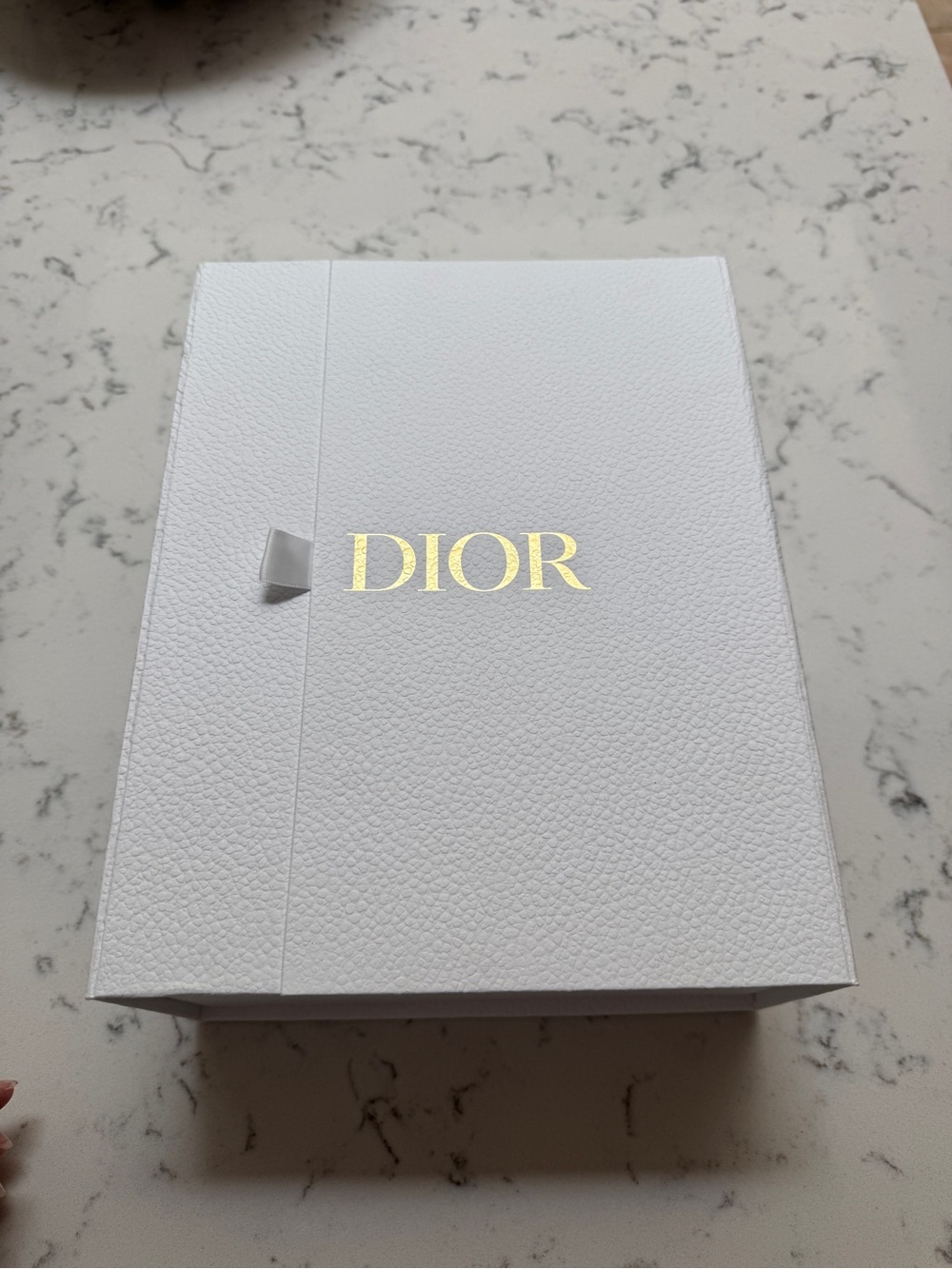 DIOR White Box with Magnetic Closure